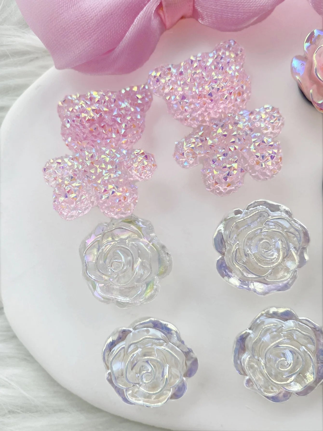 Lot de 18 Charms Rose, Nœuds & Perles ABS – Décorations Sacs de Plage